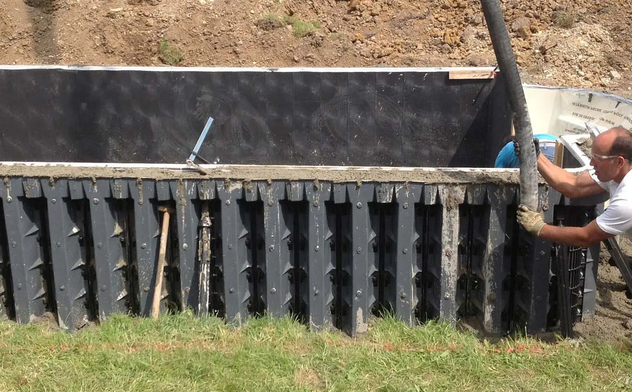 Betonieren Seitenwände des Pools Saarbrücken