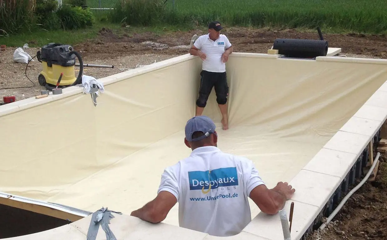 Pool bauen Saarbrücken einpassen der Folie