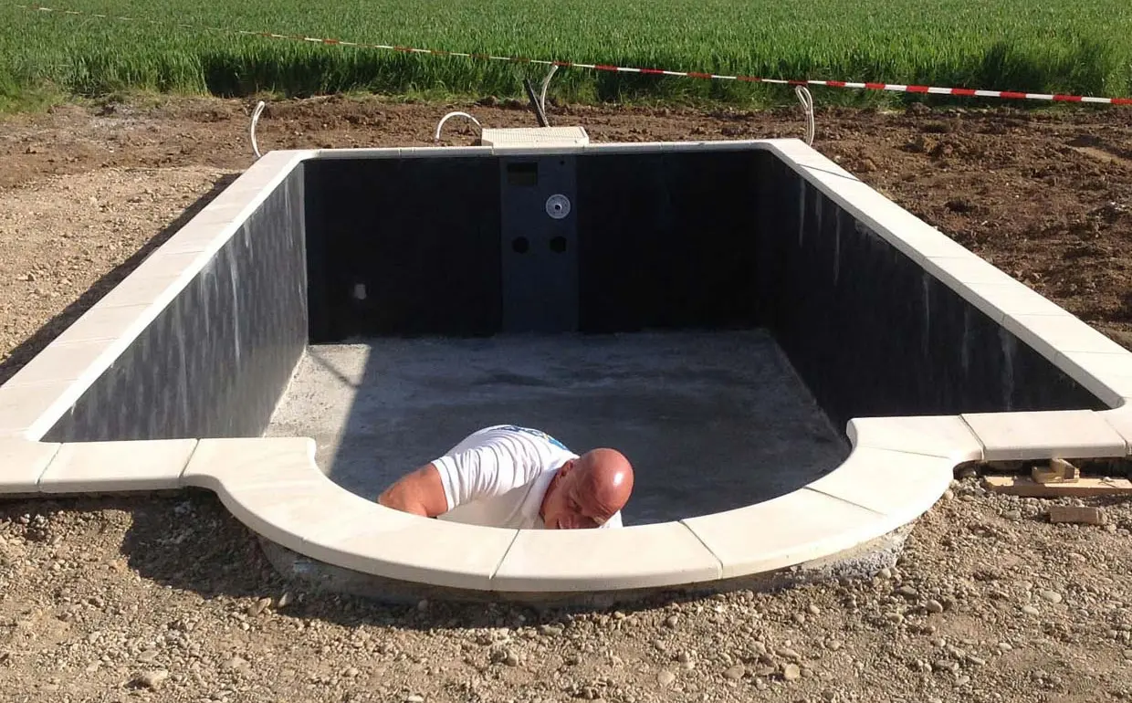 Poolbau Saarbrücken Kontrolle Pooltreppe