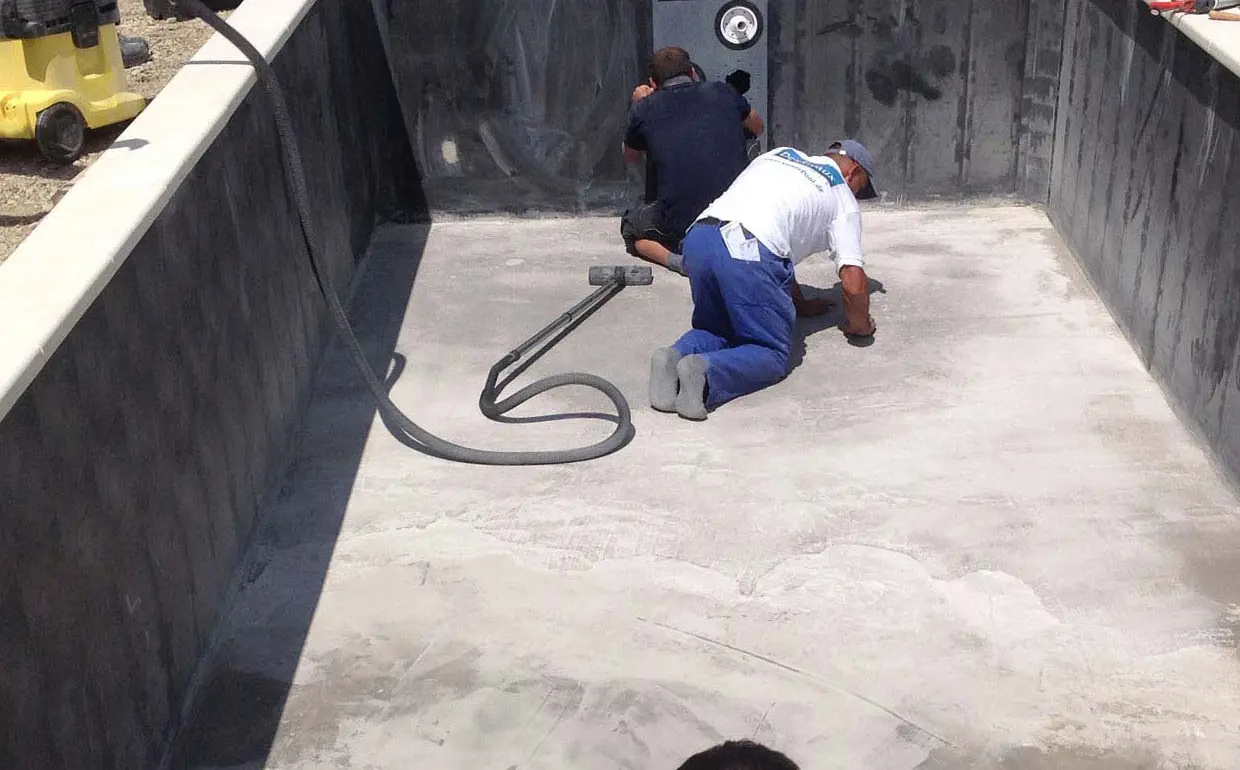 Säuberung der Bodenplatte Swimmingpool Saarbrücken